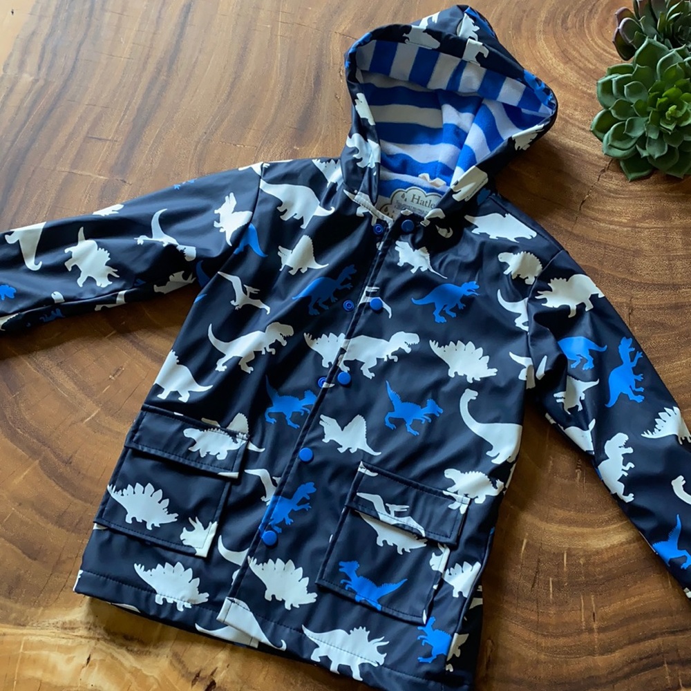 Boys Hatley color changing rain coat size 6